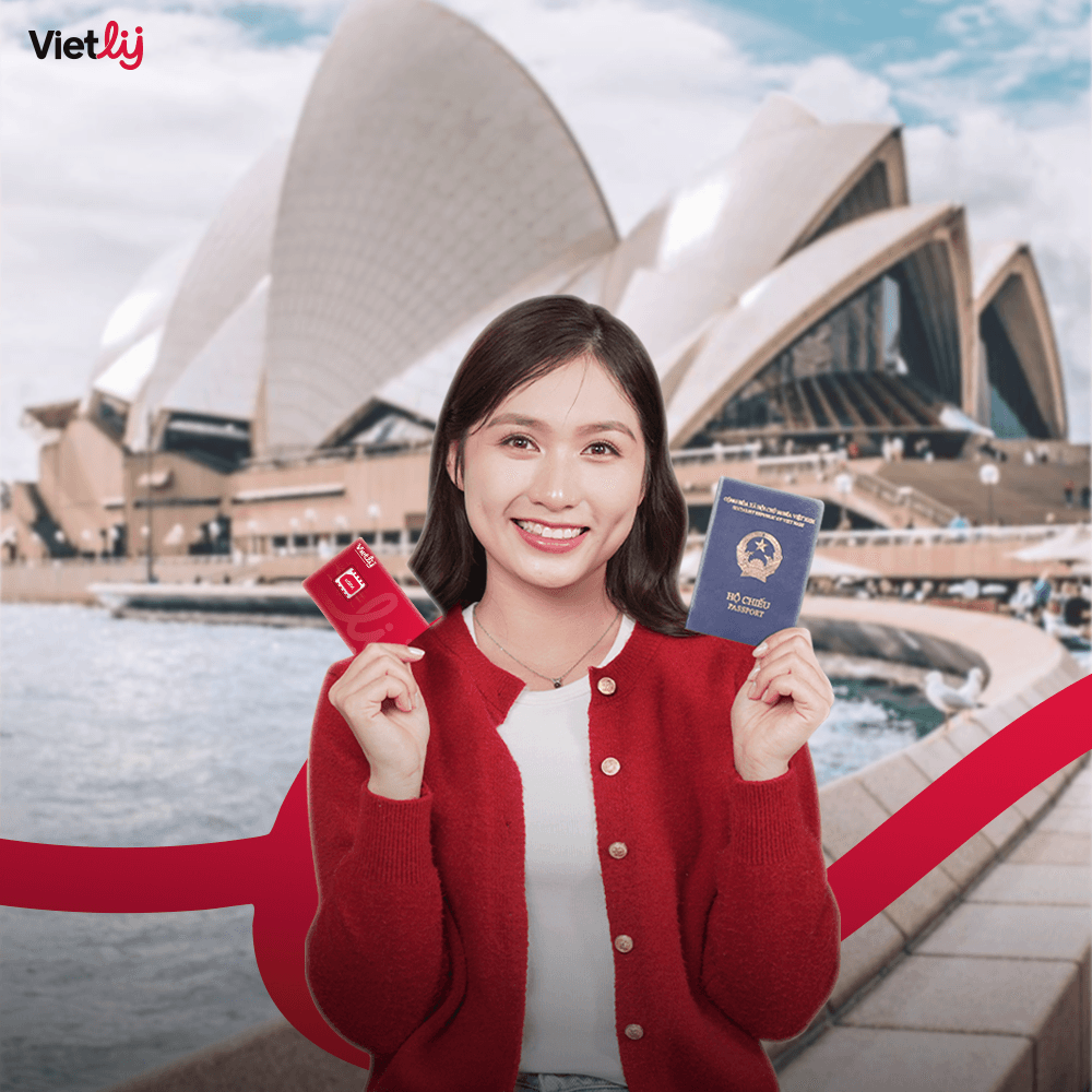 Người đàn ông đang cười ngoài trời