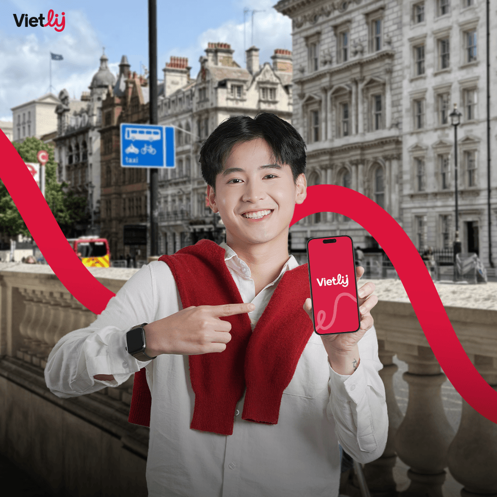 Người du lịch với vali trong công viên
